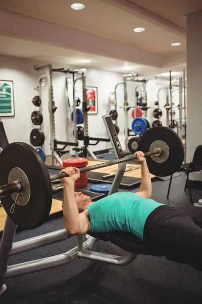 Fit mens tillen van zware barbell — Stockfoto