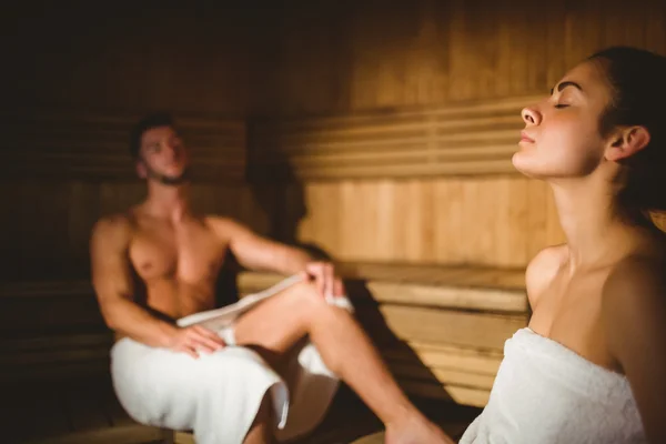 Casal feliz desfrutando da sauna — Fotografia de Stock