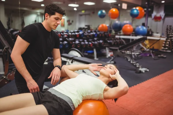 Mujer haciendo ejercicio con entrenador —  Fotos de Stock