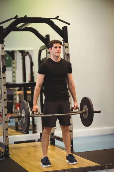 Fit homem levantando pesado barbell — Fotografia de Stock