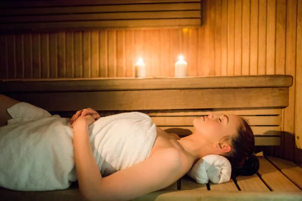 Güzel kadın saunada dinlendirici — Stok fotoğraf