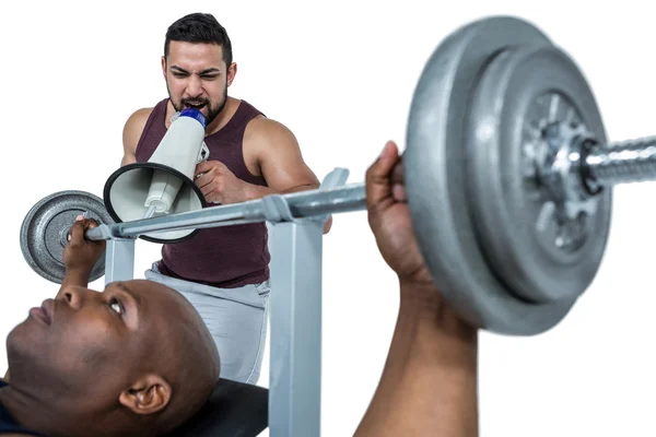 Entraîneur aidant l'homme musculaire — Photo