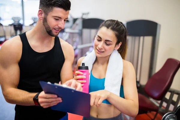 Trainer explaining workout regime — Stock Photo, Image