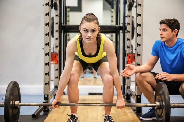 Mulher levantando barbell — Fotografia de Stock