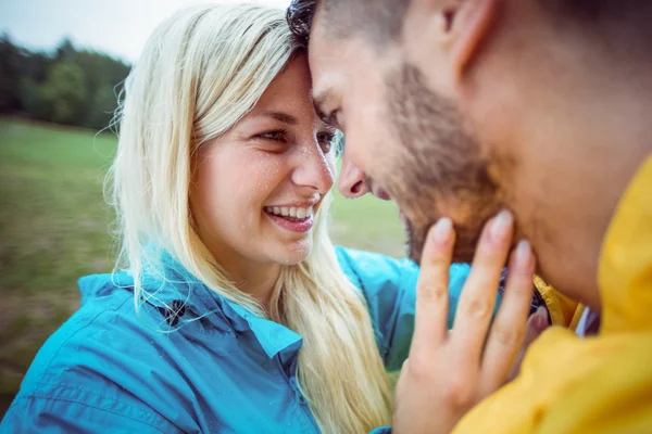 Casal feliz em uma caminhada — Fotografia de Stock