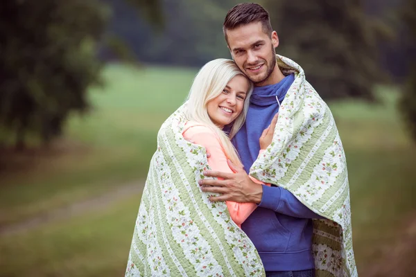 Gelukkig paar knuffelen — Stockfoto