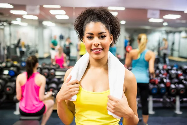 Fit mulher sorrindo para a câmera — Fotografia de Stock