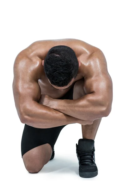 Homem muscular flexionando para câmera — Fotografia de Stock