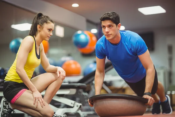 Mujer haciendo ejercicio con entrenador — Foto de Stock