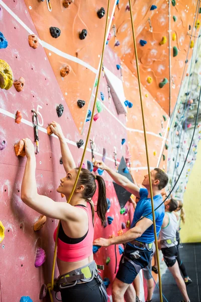 Fit people ready to rock climb — Stock Photo, Image