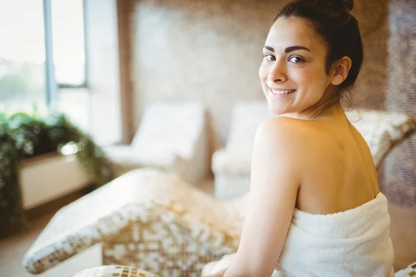 Женщина сидит в полотенце — стоковое фото