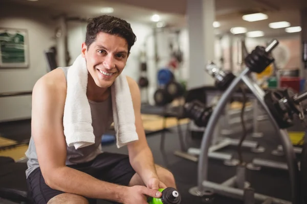 In forma uomo prendendo una pausa — Foto Stock