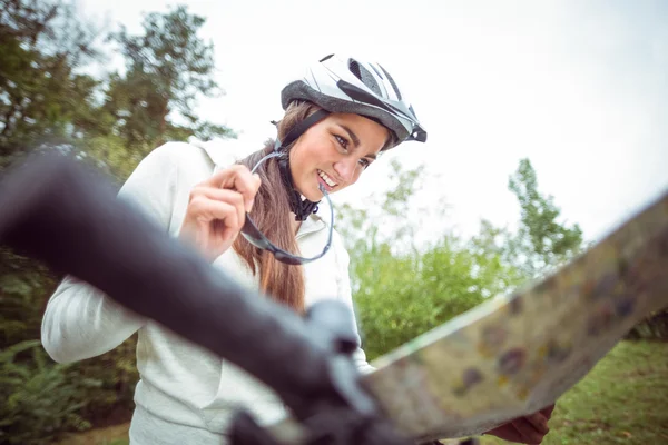 Glad kvinna på mountainbike — Stockfoto