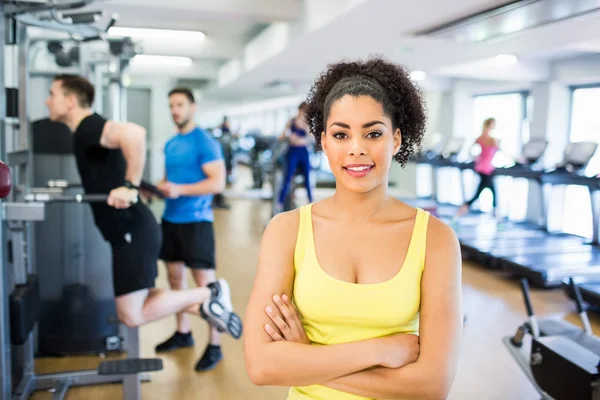 Fit mulher sorrindo para a câmera — Fotografia de Stock