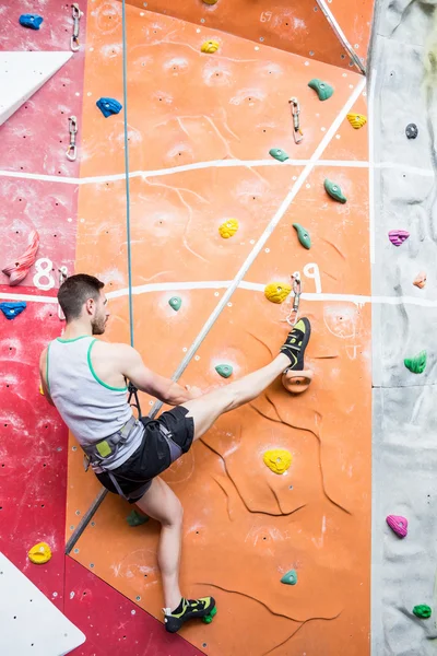 Hombre joven escalada en roca en interiores —  Fotos de Stock