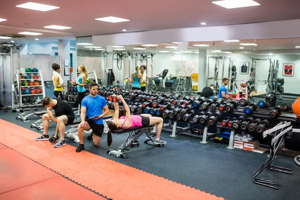 Mensen trainen in gewichten kamer — Stockfoto