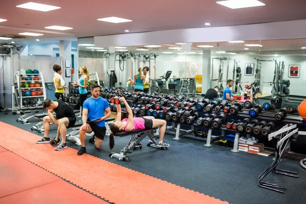 Persone che lavorano in sala pesi — Foto Stock