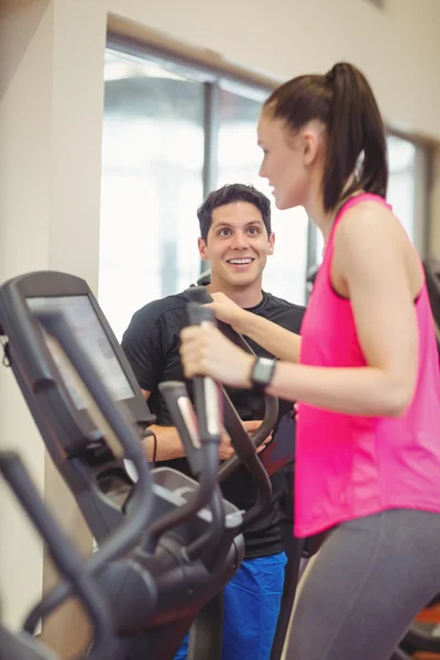 Vrouw uit te werken met trainer — Stockfoto