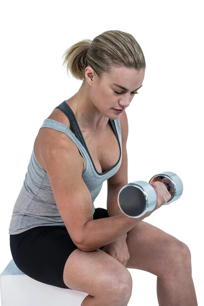 Mulher muscular trabalhando com halteres — Fotografia de Stock