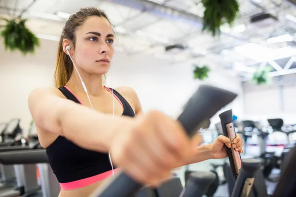 Femme sur le cross trainer — Photo