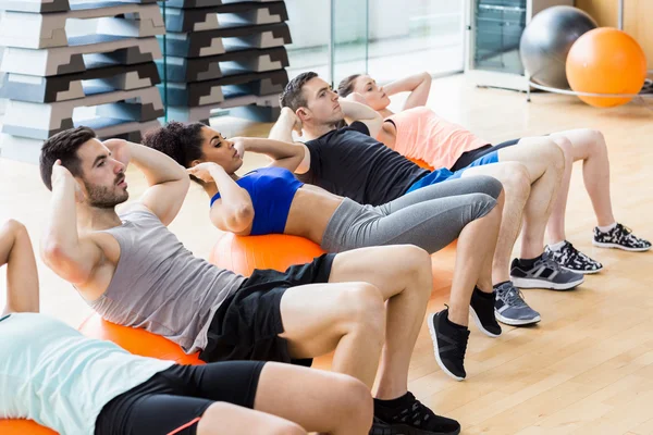 Ejercicio de gimnasia en el estudio — Foto de Stock