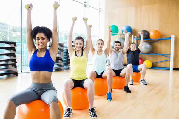 Fitness klass träning i studion — Stockfoto