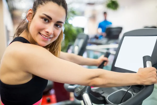 Frau auf dem Heimtrainer — Stockfoto