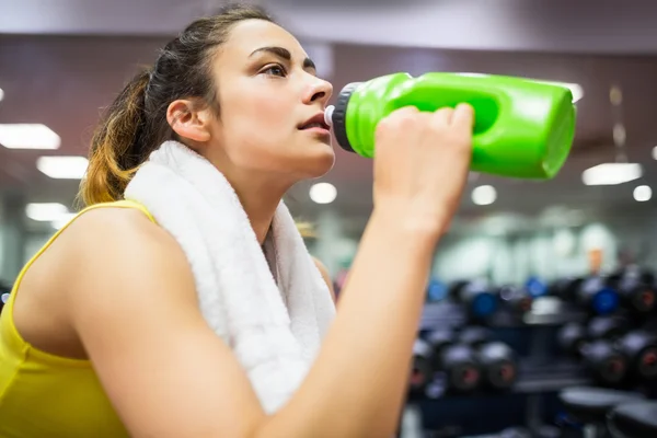 Vrouw die een drankje — Stockfoto