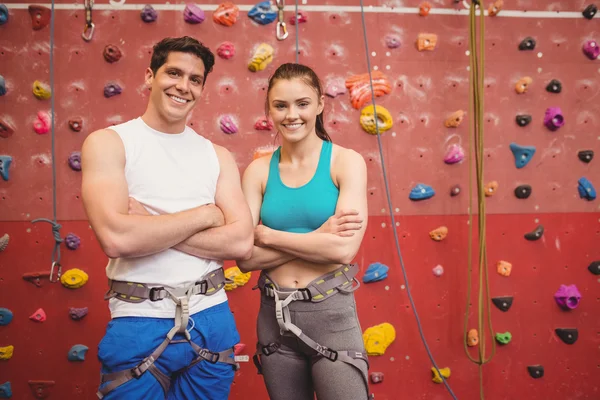 Coppia alla parete di arrampicata — Foto Stock