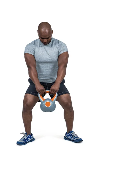 Hombre en forma haciendo ejercicio con kettlebell —  Fotos de Stock