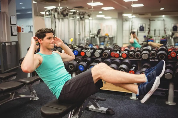 Přizpůsobit člověk dělá sit ups — Stock fotografie