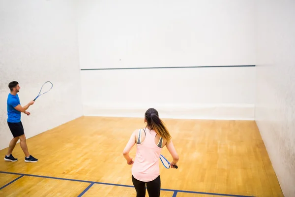 Competitiva pareja jugando squash — Foto de Stock