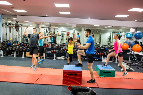 Gente haciendo ejercicio en la sala de pesas —  Fotos de Stock