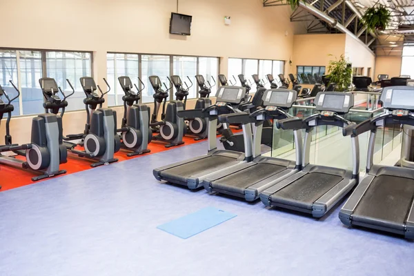 Treadmills and exercise bikes — Stock Photo, Image