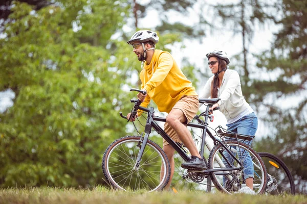 Lyckliga paret på en cykeltur — Stockfoto