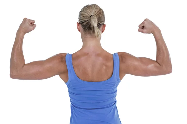 Задний вид женщины, сгибающей мышцы — стоковое фото
