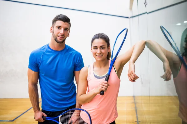 Pareja feliz a punto de jugar squash — Foto de Stock