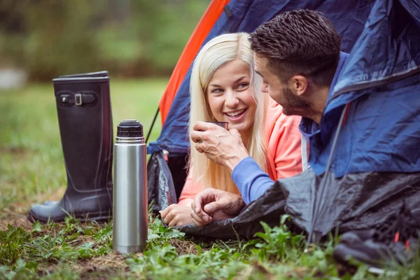 Gelukkige paar liggen in tent — Stockfoto