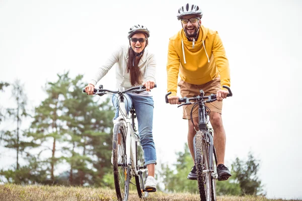 幸福的夫妻在骑自行车 — 图库照片