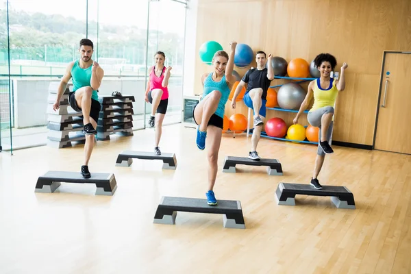 Aula de fitness exercitando-se no estúdio — Fotografia de Stock