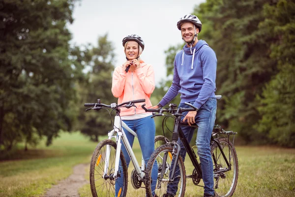 Lyckliga paret på en cykeltur — Stockfoto