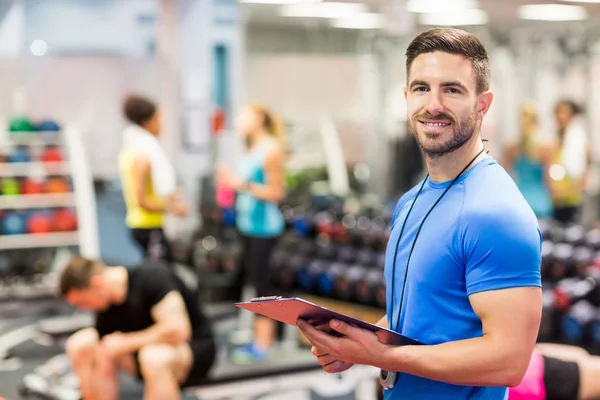 Schöner Trainer lächelt in die Kamera — Stockfoto