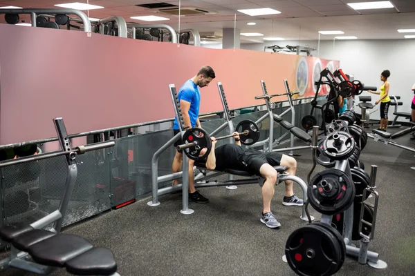 Fitte Menschen, die im Hantelraum trainieren — Stockfoto