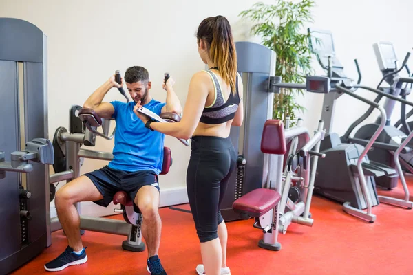 Hombre con entrenador haciendo ejercicio — Foto de Stock