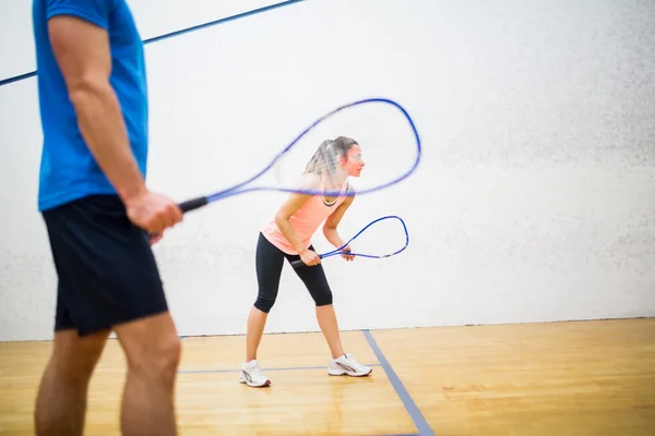 Mujer a punto de servir la pelota — Foto de Stock