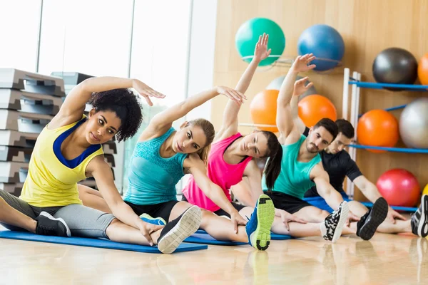 Jonge mensen doen yoga — Stockfoto