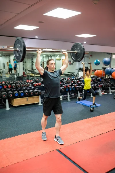 Fit homem trabalhando na sala de pesos — Fotografia de Stock