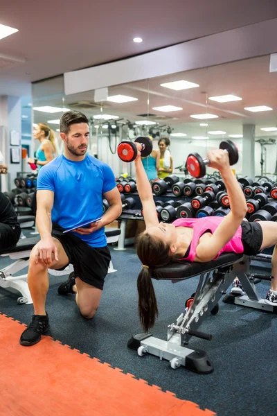 Fit people working out in weights room — Stock Photo, Image