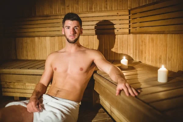 Hombre sentado dentro de una sauna —  Fotos de Stock