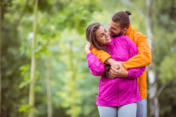 Casal feliz abraçando na caminhada — Fotografia de Stock